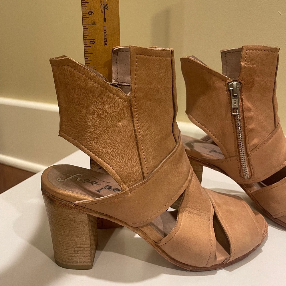 Free People Effie Stacked Block Heel Cut out Bootie Sz 38 (US 7.5/8) - Picture 6 of 16